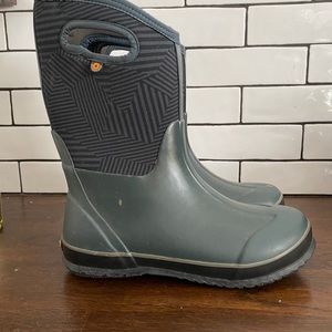 Bogs youth size 6 boots